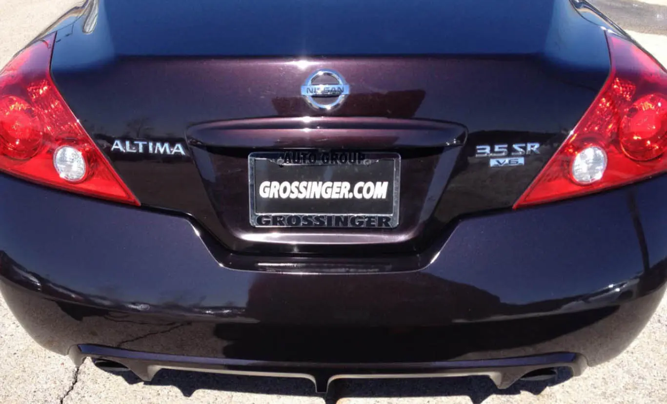 Rear view of a black Nissan Altima with a Grossinger.com license plate frame.